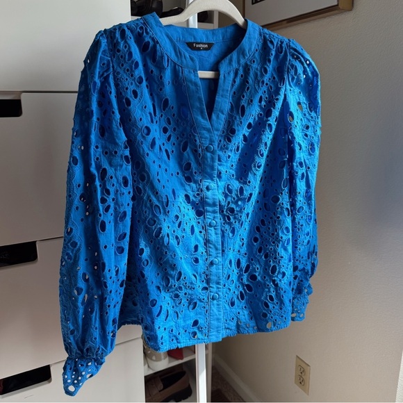 NWOT Summer Blue Eyelet Women's Long Sleeve Blouse - Picture 3 of 4